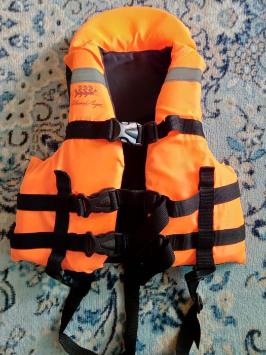 Продам спасательный жилет для детей от 3-6 лет