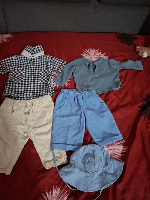 Vand lot de haine marimea 68-74, baieti,combinezon bebe imblanit, geaca groasa si geaca subtire, camasa  si pantaloni primavara, bluza maneca lunga