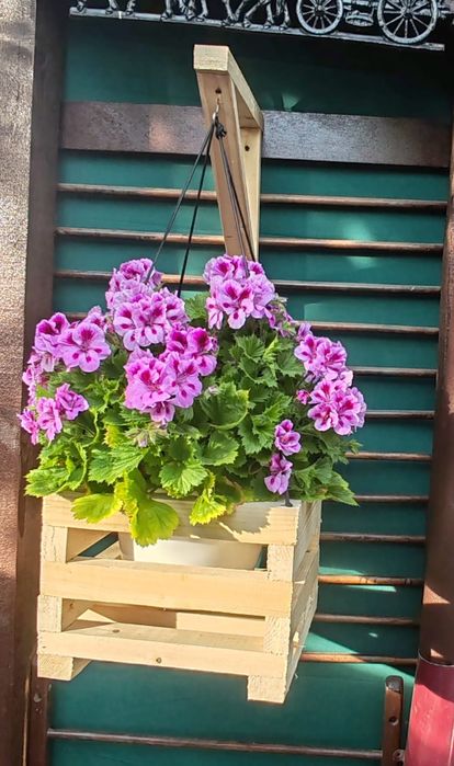 Suport din lemn pentru flori