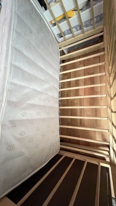 Детская кроватка с матрасом