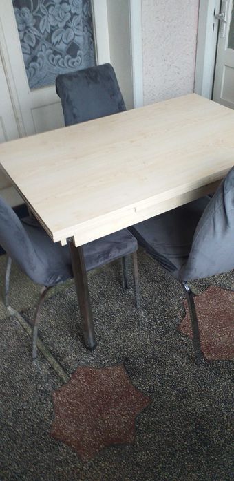Vand masa extensibila cu 4 scaune