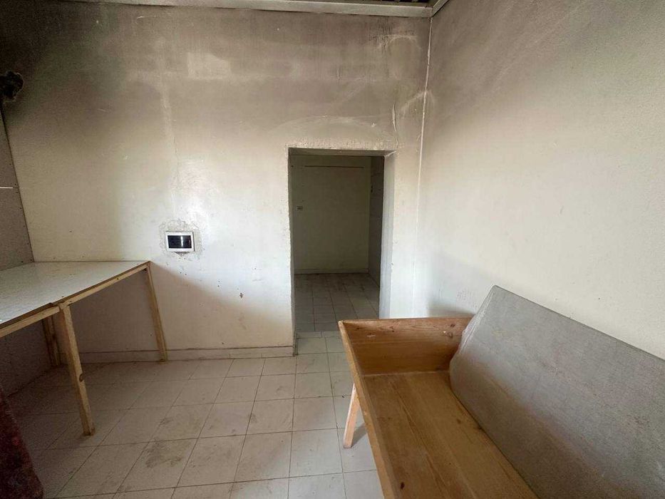 Здание под магазин и пекарню на оживлённой улице