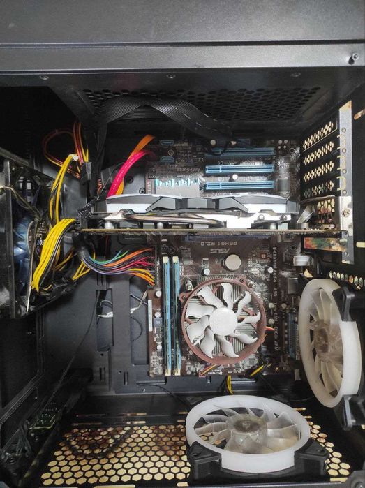 Компьютер с монитором и сабвуфером.