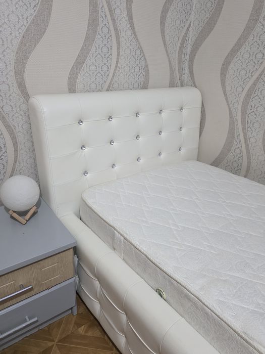 Кровать с матрасом