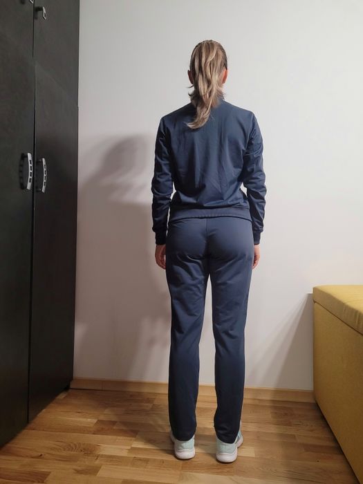 Vand trening Nike, marimea S/36
Purtat o singura data.