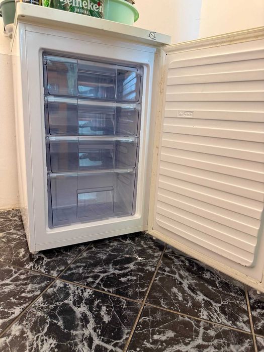 Congelator vertical Whirlpool cu 4 sertare, functional, capacitate compacta