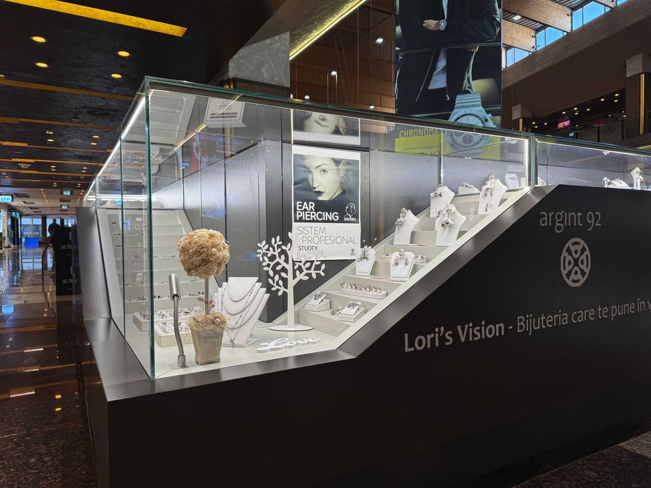 Vând Insulă Comercială Mall 12mp - Configurație aprobată Iulius Mall Timișoara (Gri Mat, Sticlă 10mm, BLUM)