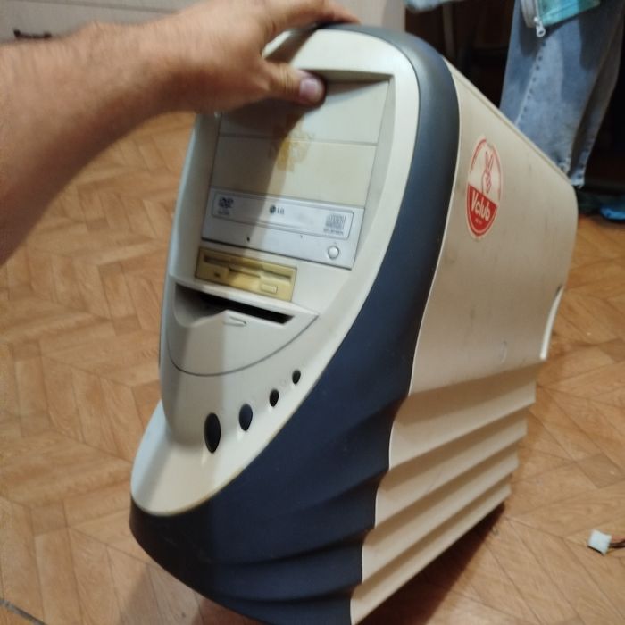 Корпус для компьютера ретро. Есть потертости