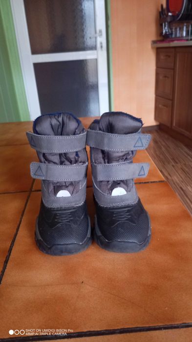 Продавам боти за момче