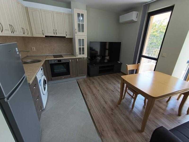 Дава се под наем Тристаен апартамент в Бургас, Център - 86 кв.м за 612 € - Снимка #1