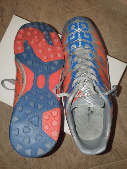 Футболни обувки за изкуствена трева