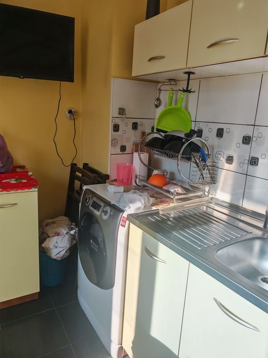 Обзаведен апартамент с 2 климатика – съдомиялна– 300 €