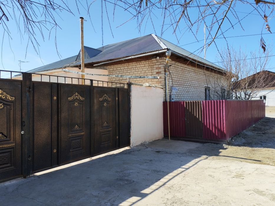 Коммунизмде үй сатылады