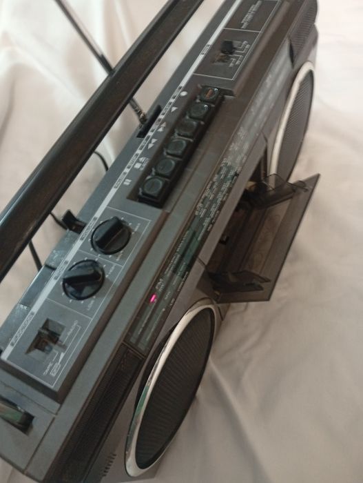 Radio caset HITACHl trk 6830
