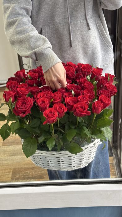 Цветы 51 роза в корзине