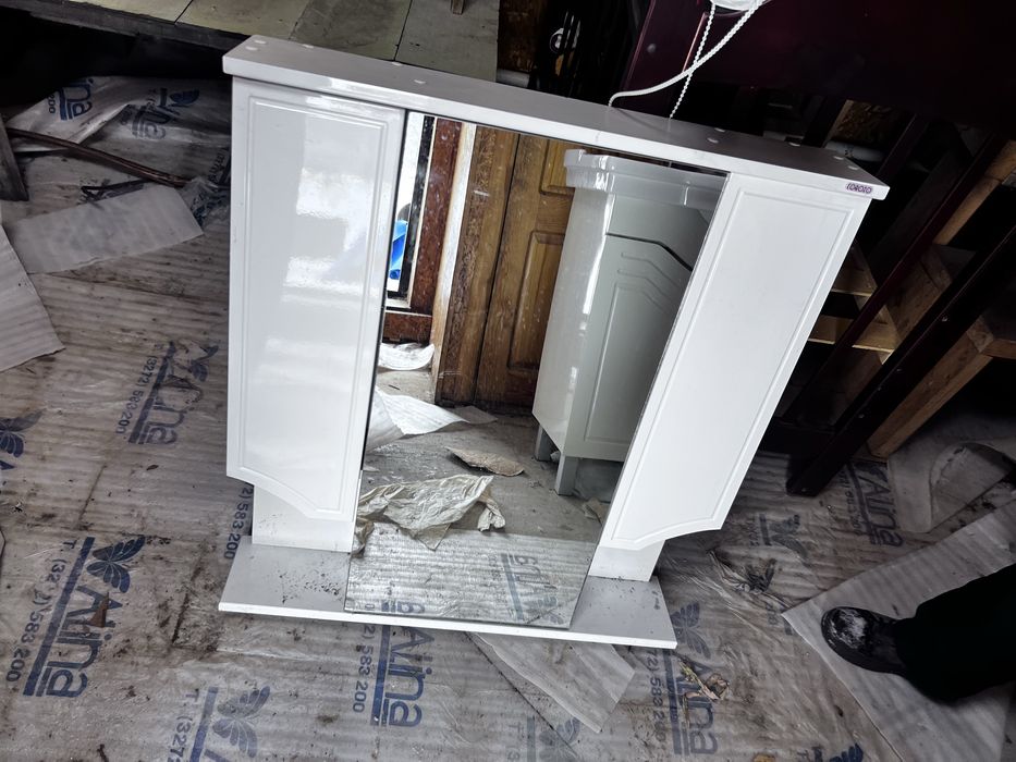 умывальник с зеркалом и полками