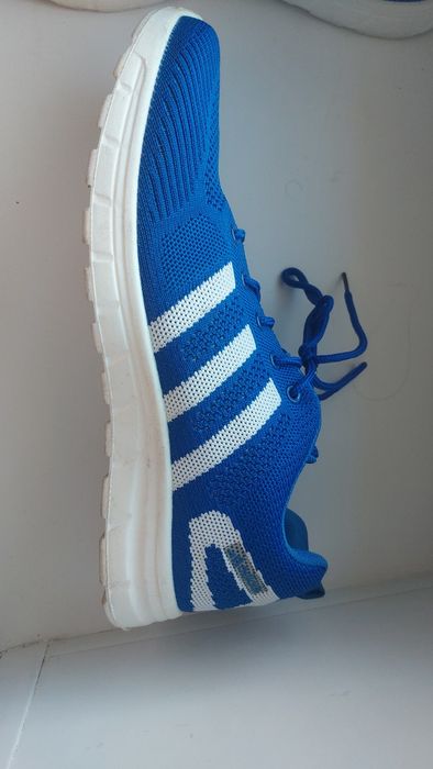 Спортивные кроссовки