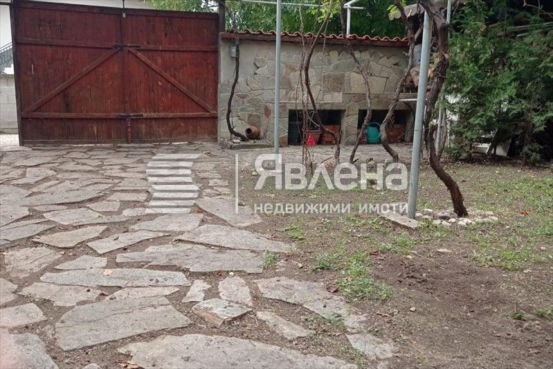 Производствено хале с жилищна част в Крумово