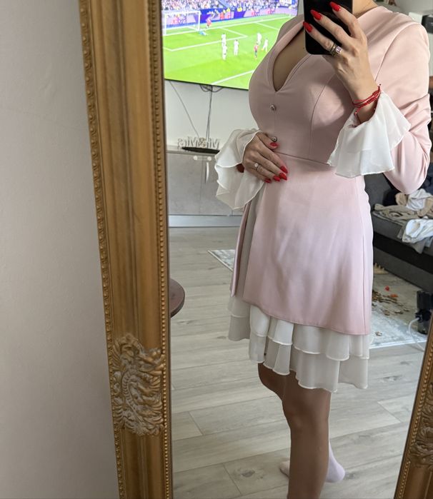 Rochita roz , purtata o singura data