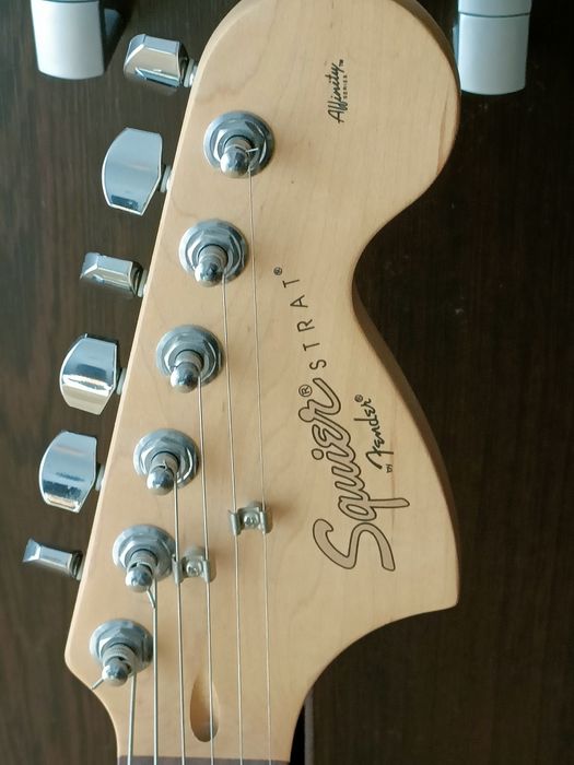 Chit. Squier by Fender