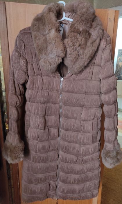 Дълго яке с естествен пух.