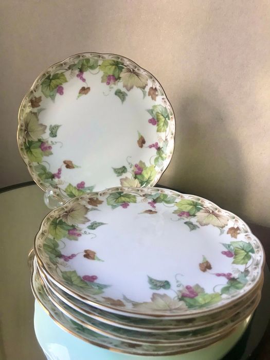 Тарелки пирожковые с виноградом