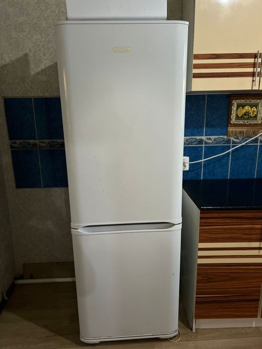 Холодильник сатылалы жұмыс істеп тұр бюрюса