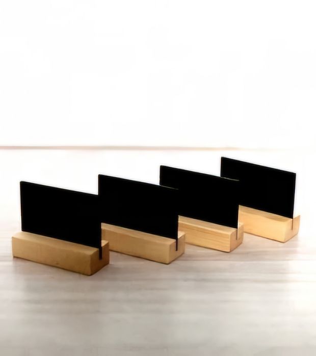 Меловые ценники на деревянной подставке