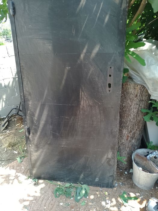 Метална врата с каса