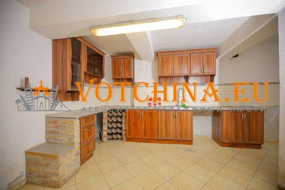 Простор и потенциал - масивна триетажна къща с панорамна гледка