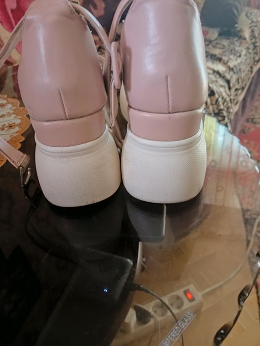 Продам босоножки