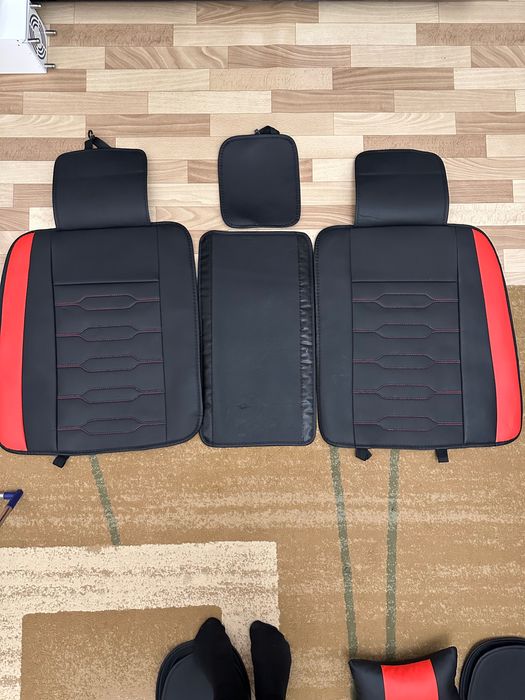 Продам комплект чехлов, черного цвета, универсальные