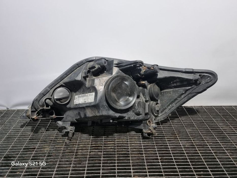 Far Dreapta Ford Kuga 2008 - 2010 SUV 4 Usi (1454) Fara xenon O clema rupta