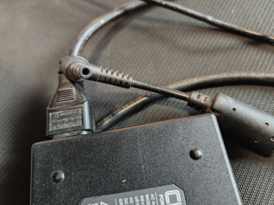 De vanzare diverse:Incarcator laptop,ram,