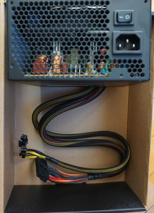Захранване HYPER M 700W - ново, с комплект кабели