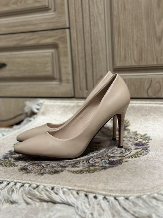 Туфли бежевые , классические