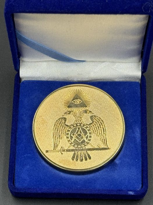Продается настольная медаль