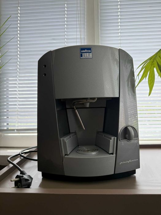 Lavazza BLUE B 1000 с капсули – отлично състояние, пълен комплект