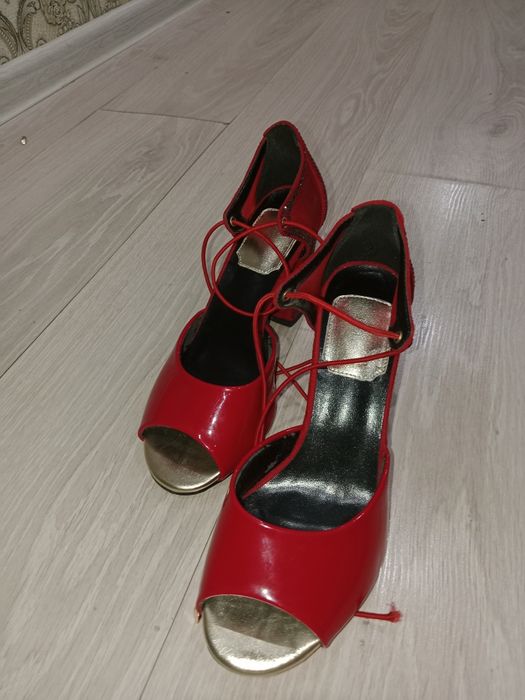 Красный туфли со стразами