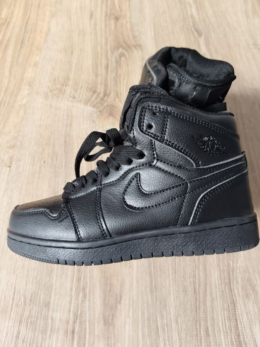 Продам новые зимние ботинки