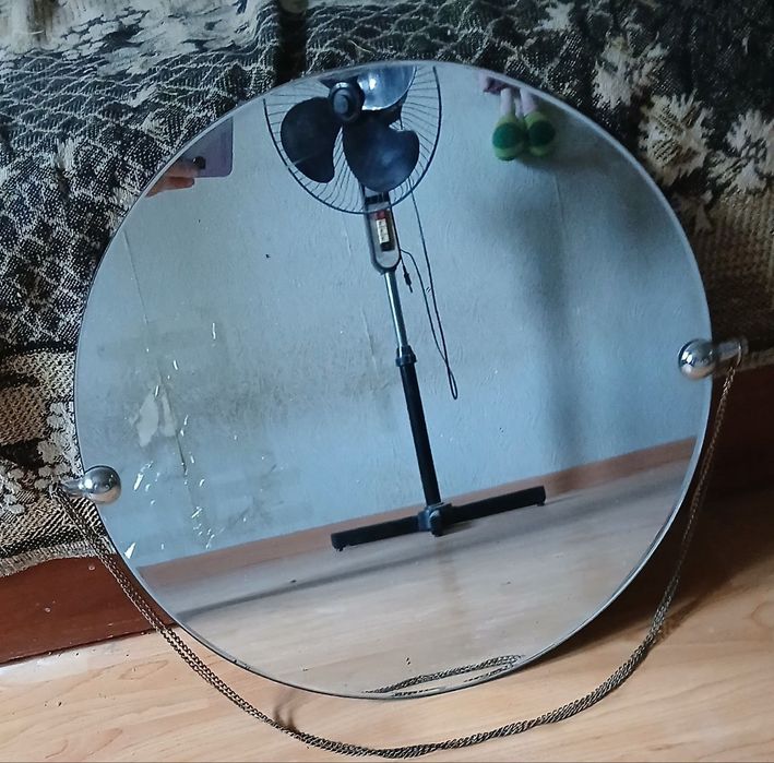 Комнатное зеркало на цепочке