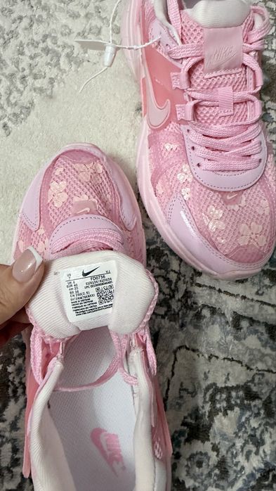 Кроссовки продаю новые Nike
