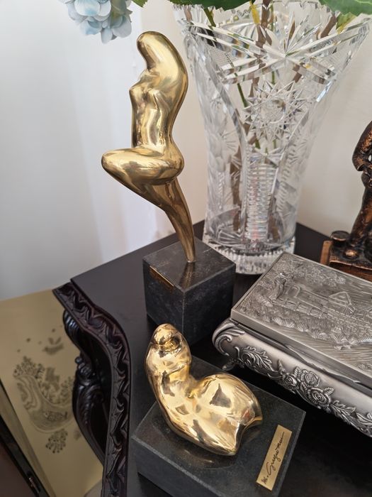 Statuetă bronz,soclu marmură, semnată M.Guguianu