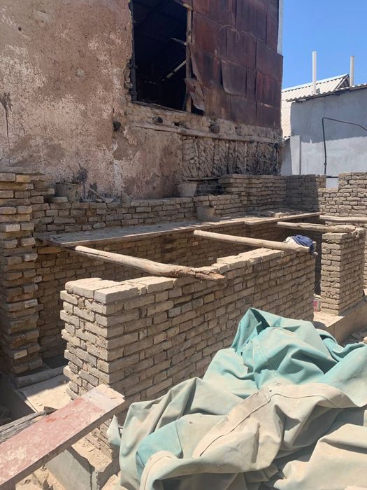 уй куришга жой,эски шахарда жойлашган