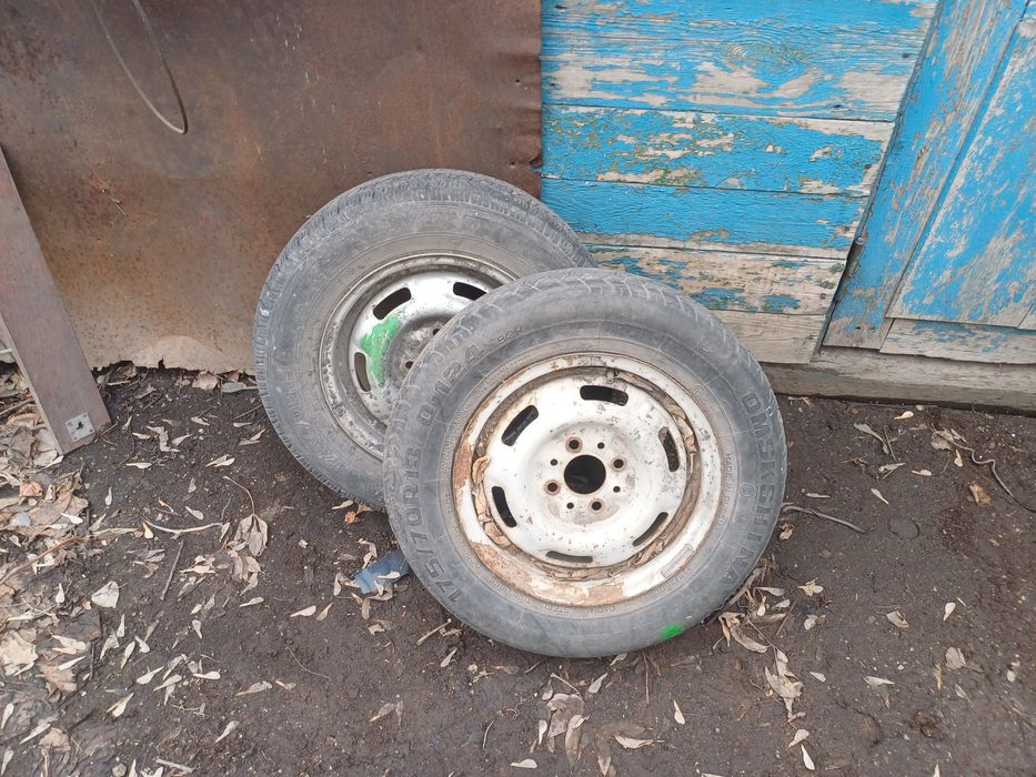 Продам две б/у шины