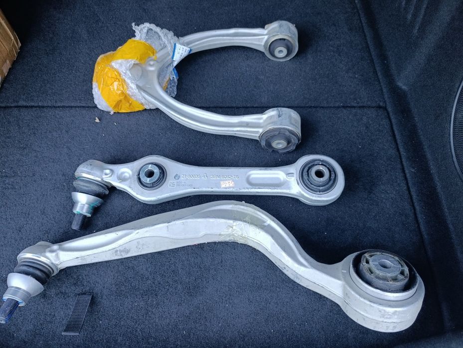 Продаю передние рычаги для Leapmotor