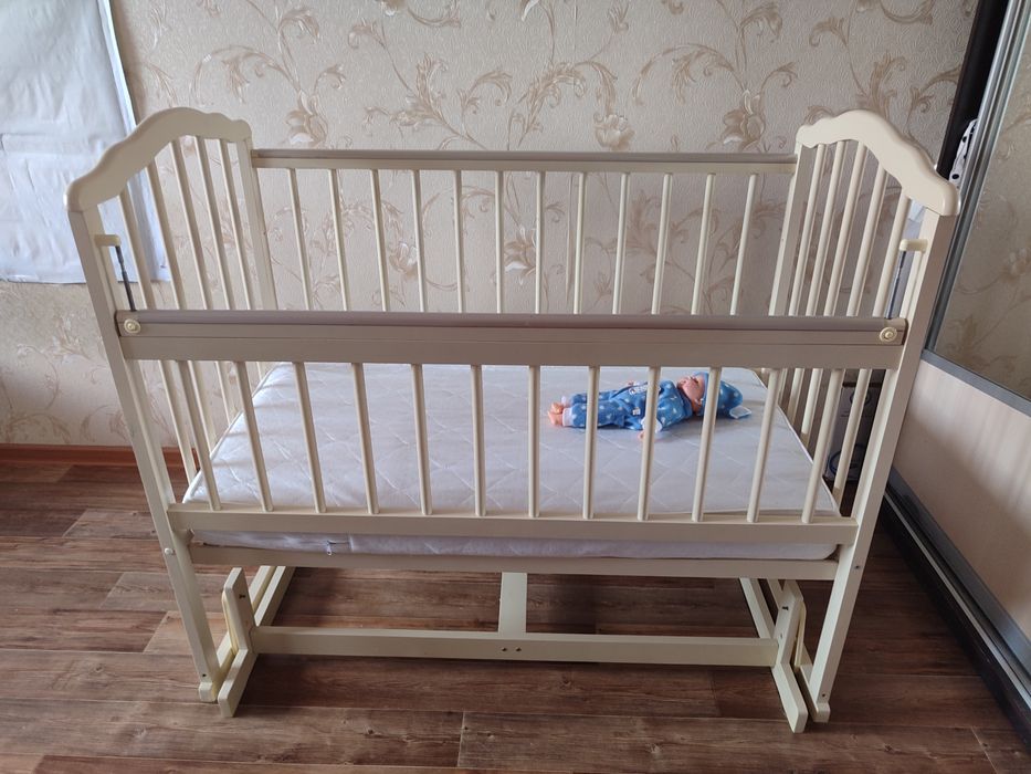 Продам детскую кроватку с маятником