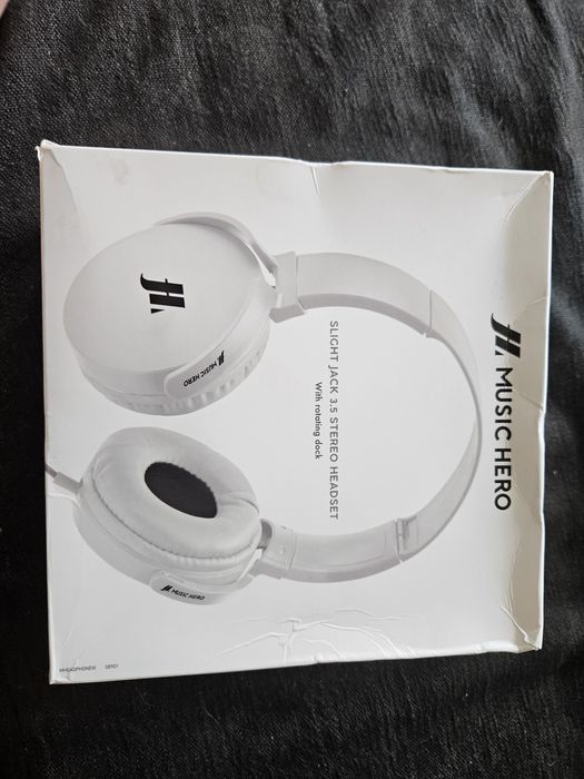 Слушалки чисто нови в кутия бели и черни