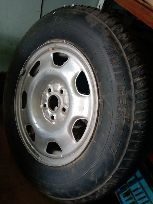 Гума с джанта и задна пружина за RAF 4