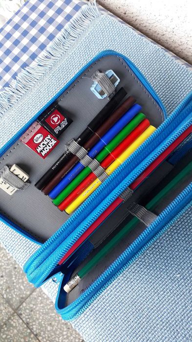 Несесер Mickey Mouse с два ципа и пълнеж – чисто нов.